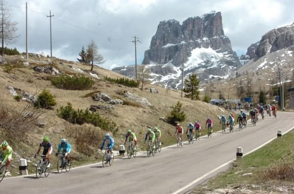 The peloton descending on stage 17 of the Giro d'Italia