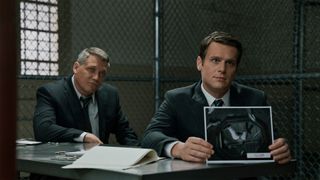 Zwei Detektive verhören einen Gefangenen in Mindhunter auf Netflix