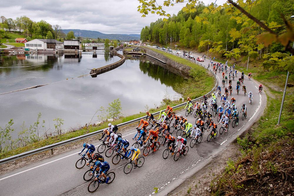The bunch rides by some of the Norwegian scenery.