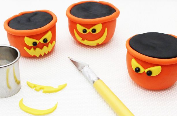 Halloween treat tub cupcakes