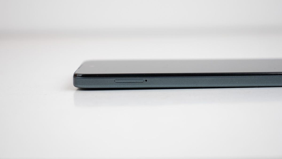 The left side of the Moto G 5G 2024