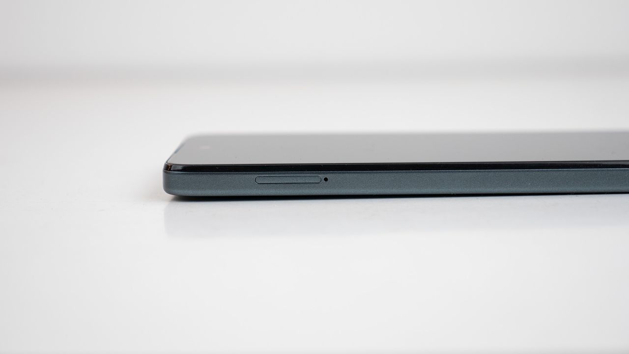 The left side of the Moto G 5G 2024