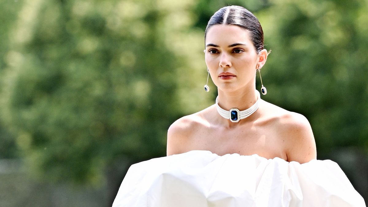 Kendall Jenner Says No To Modern Christmas Decor In Her Elegant Living