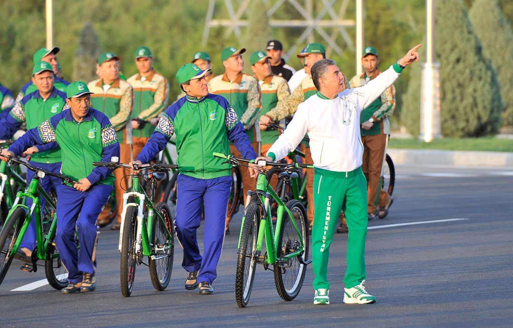 Turkmenistan&#039;s President Gurbanguly Berdymukhamedov (R) gestures as he attends World Bicycle Day in Ashgabat on June 3, 2020