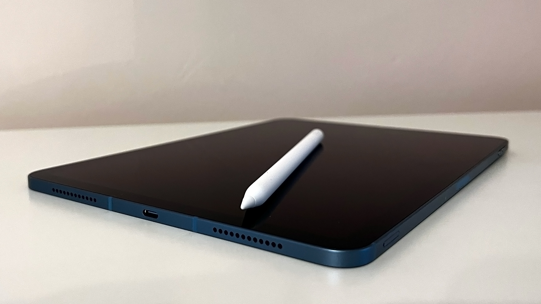 The best tablets with a stylus pen, a photo of the iPad Air 5th Gen on white table