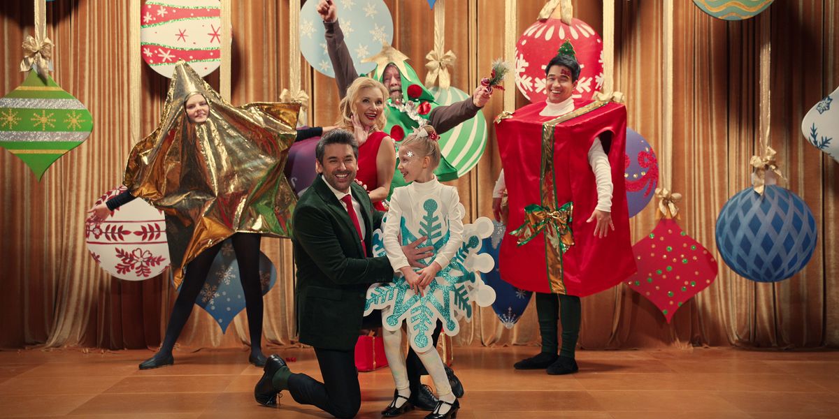 Cameron, Muriel, Denny, Bert and Hazel do a Christmas show.