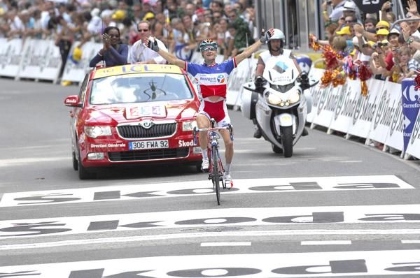 Thomas Voeckler (Bbox Bouygues Telecom) bares a little midriff in his victory salute.