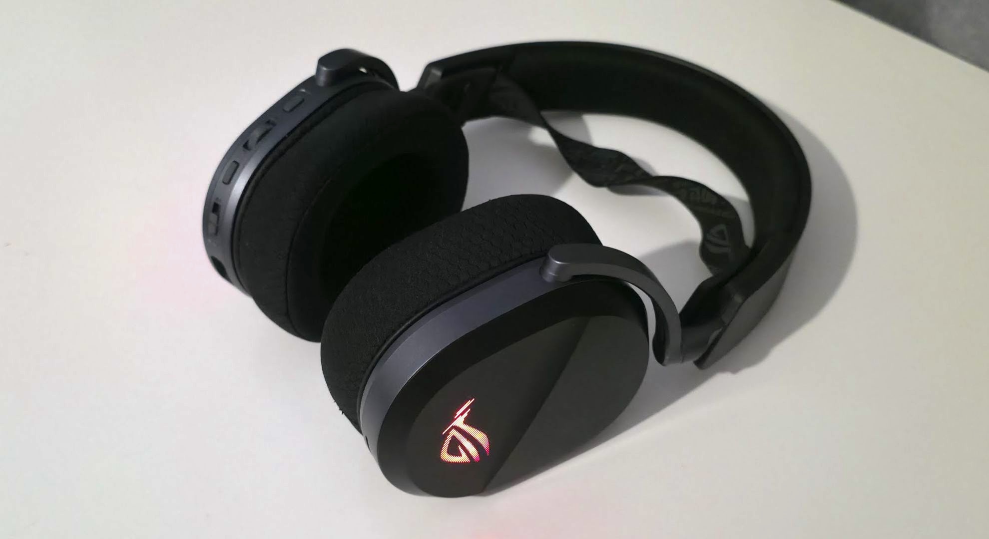 A side shot of the Asus ROG Pelta gaming headset