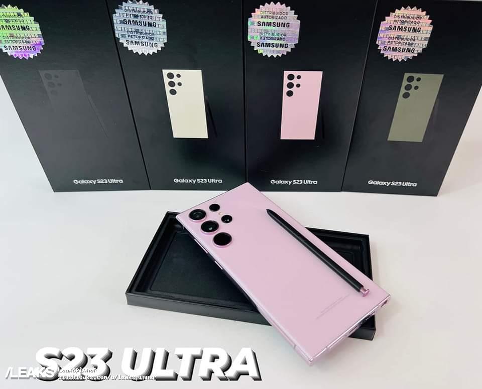 Imagen del Samsung Galaxy S23 Ultra en color rosa junto con el S Pen frente a otras cajas minoristas del S23 Ultra