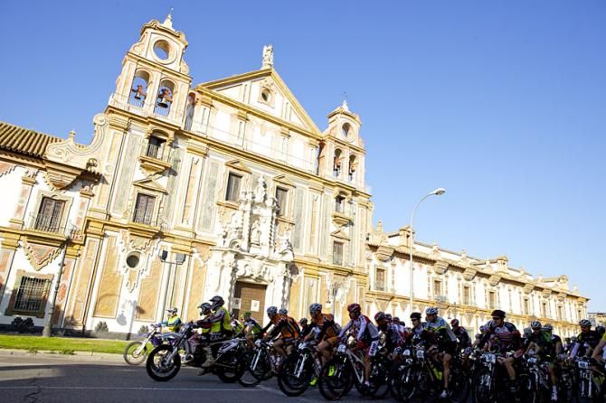 The peloton at the start.