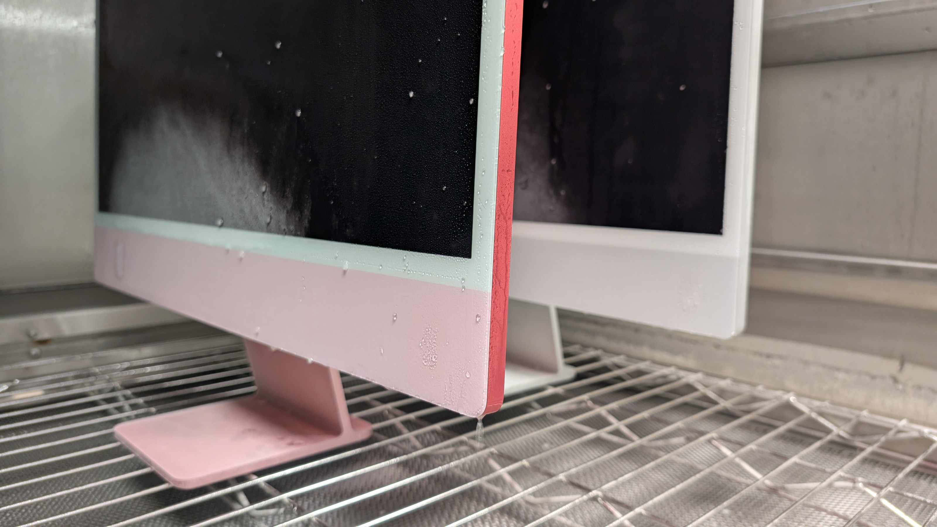 Cold room: iMacs are subjected to freezing temperatures