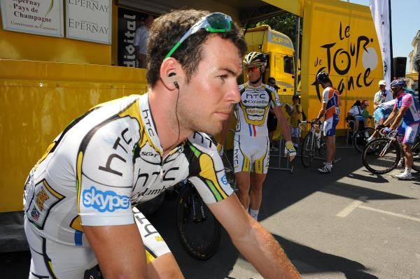 Mark Cavendish (HTC-Columbia) warms up