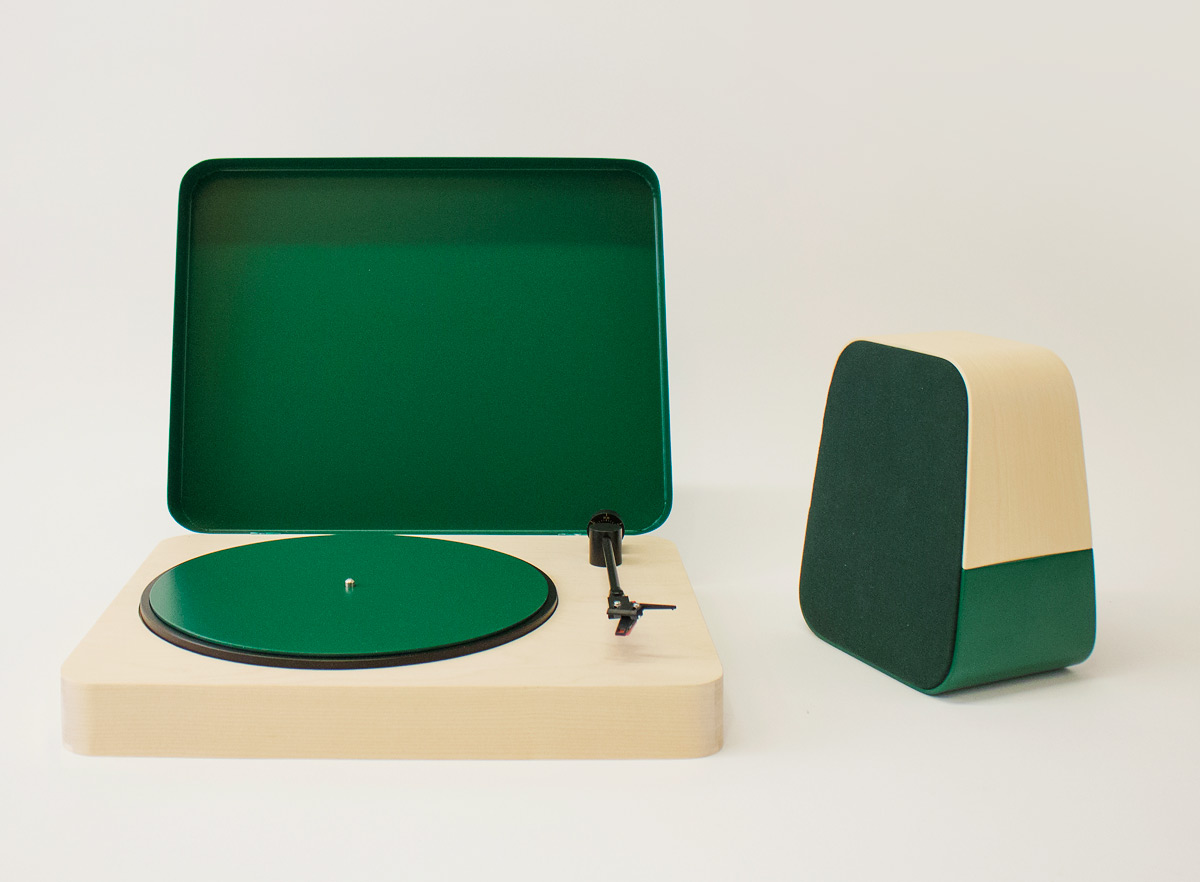 The slightly nostalgic design features a warm wood base combined with green or orange shades.