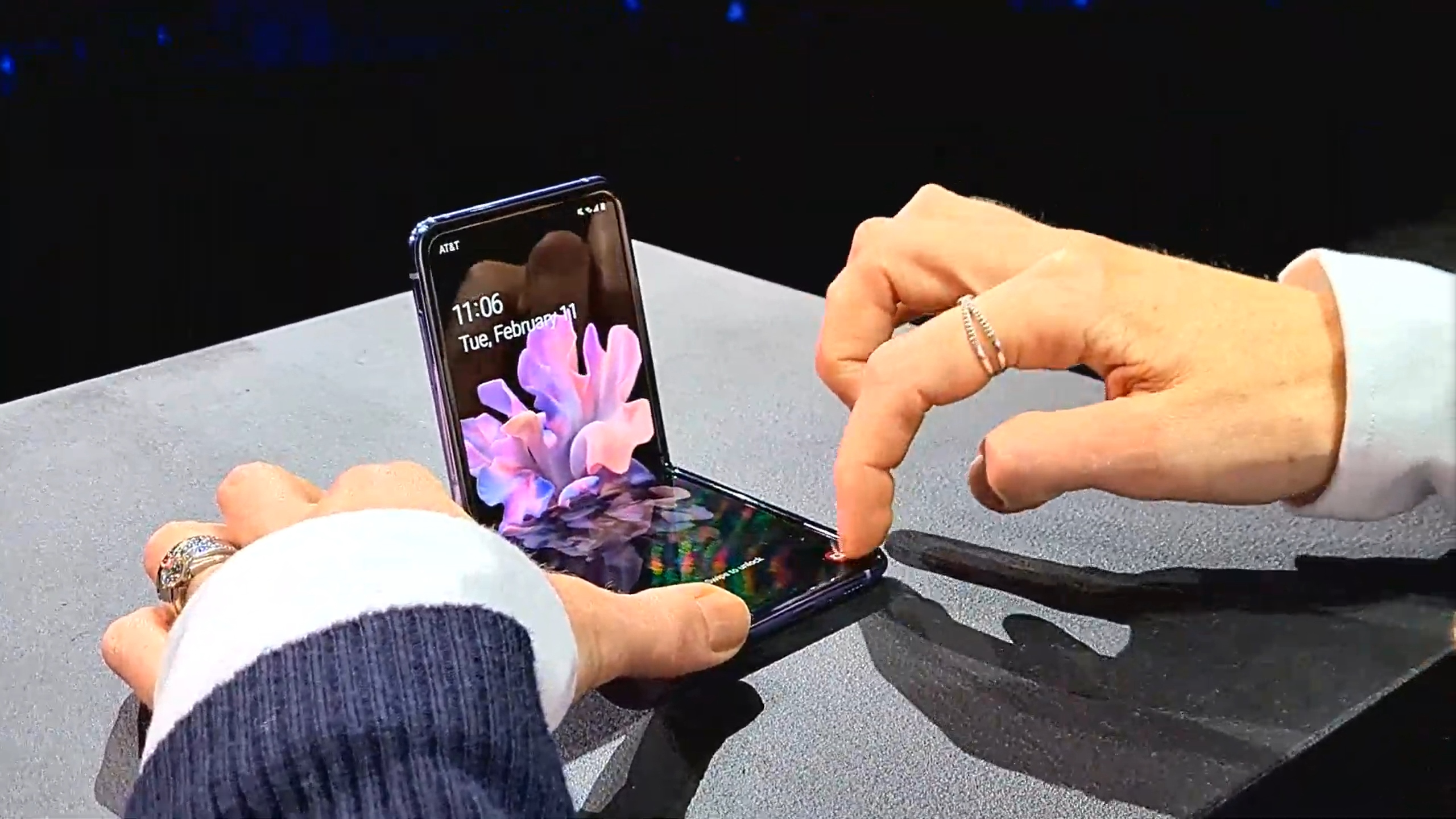 Гнущий самсунг. Сгибающийся смартфон Samsung. Samsung Galaxy гнущийся экран. Samsung Galaxy Fold 2022. Самсунг галакси с гибким экраном.