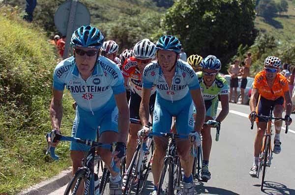 Levi Leipheimer (Gerolsteiner) leads the pack