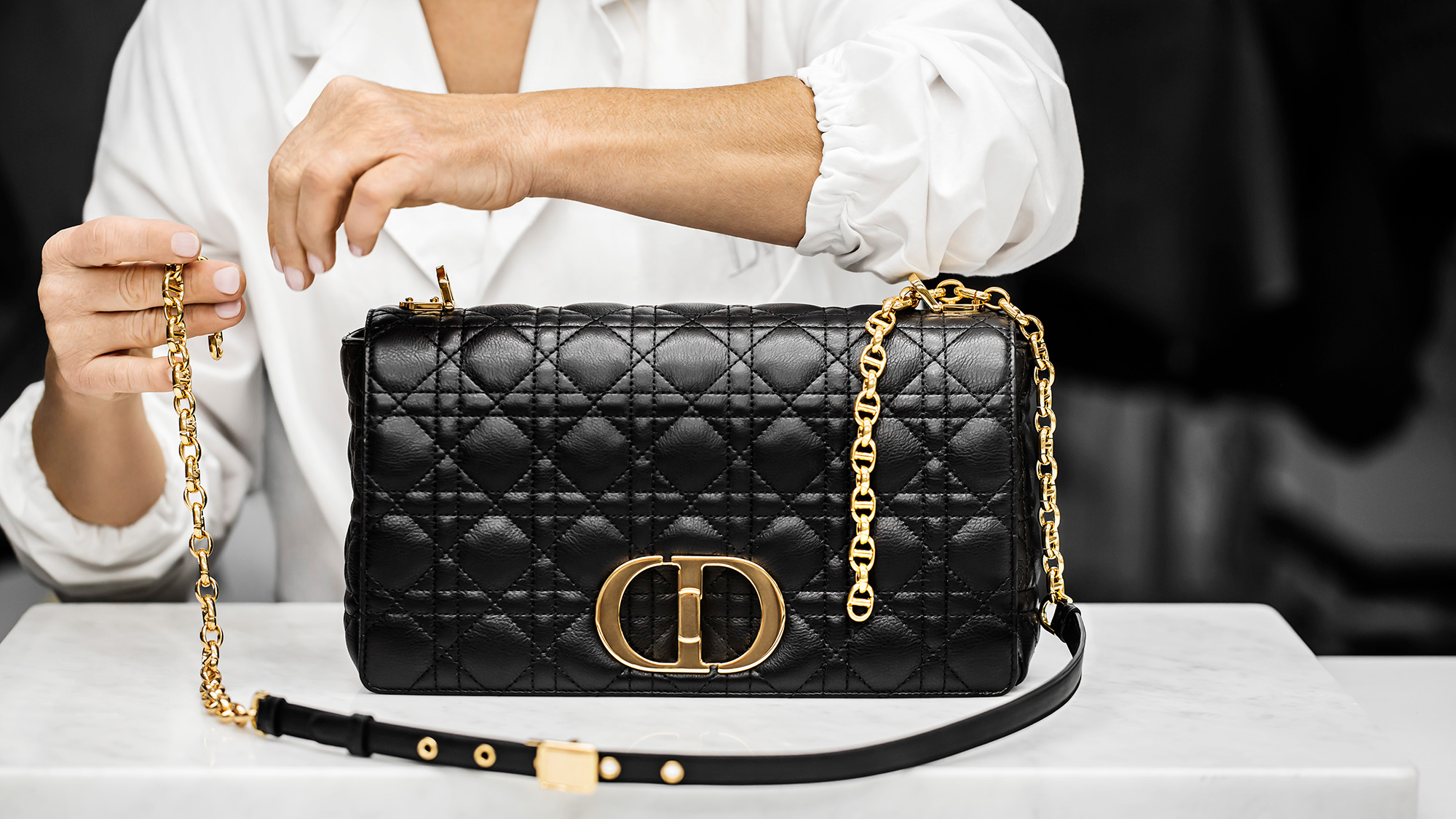Túi Medium Lady Dior Bag màu đen da cừu 24cm siêu cấp