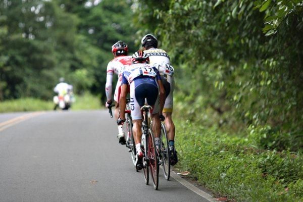 Eduardo Garita at the back of the leading trio.