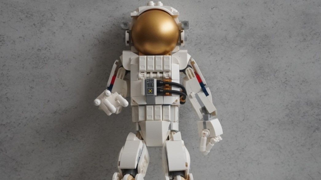 The building process of Lego Creator 3-in-1 Space Astronaut