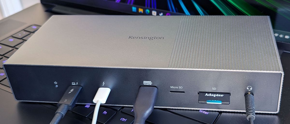 Kensington SD5000T5 EQ Thunderbolt 5 docking station with devices connected