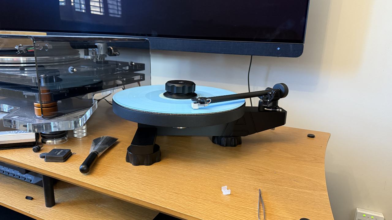 Avid Ingenium Plug&amp;Play turntable on a wooden stand