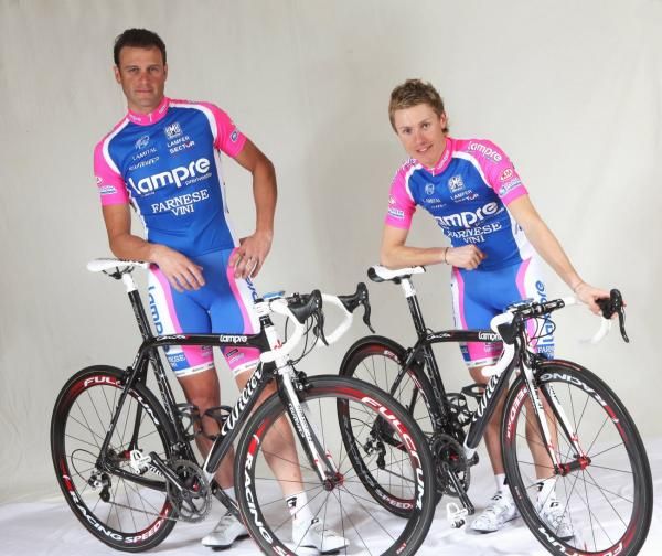 Alessandro Petacchi and Damiano Cunego in the studio with their bikes.