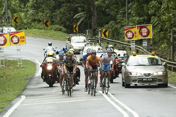 The leading group pass through the 25 kilometre to go mark and the start of the climb to Genting Highlands.
