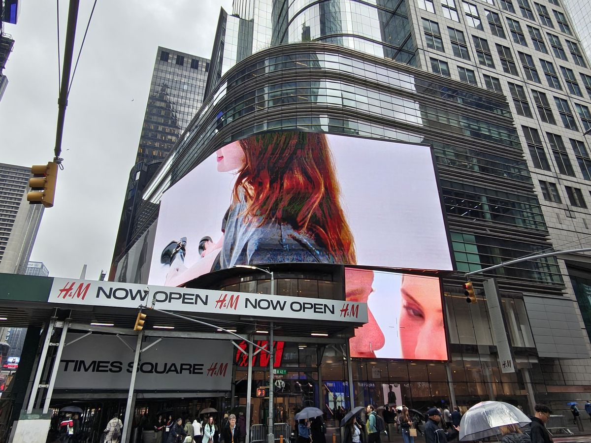 Motorola Razr Ultra 2025 daytime sample.