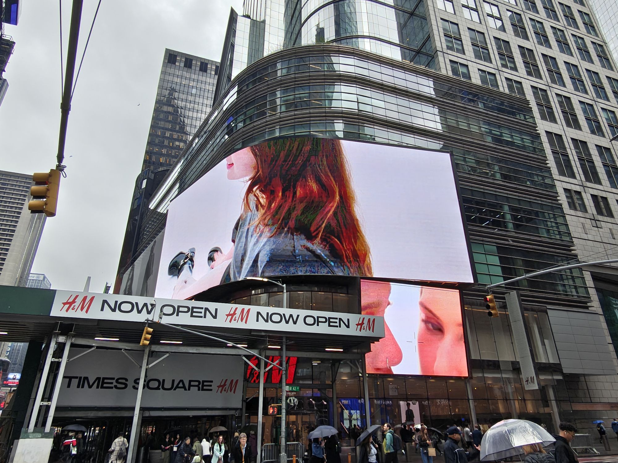 Motorola Razr Ultra 2025 daytime sample.
