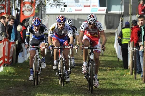 The lead group in the U23 race.