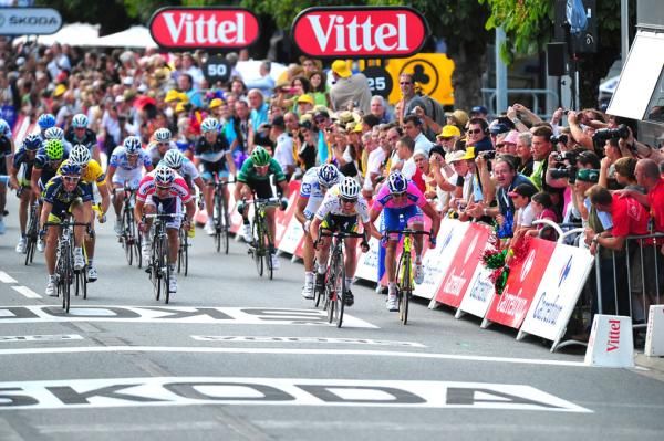 Mark Cavendish (HTC-Highroad) had to see off Alessandro Petacchi's (Lampre-ISD) stiff challenge.