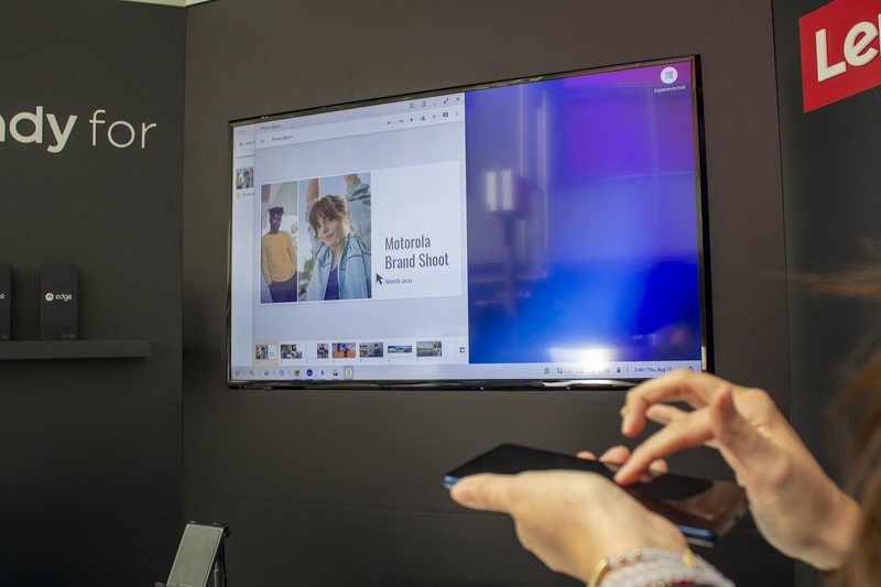 Motorola Edge 2021 Hands On Ready For Using Phone As Mouse