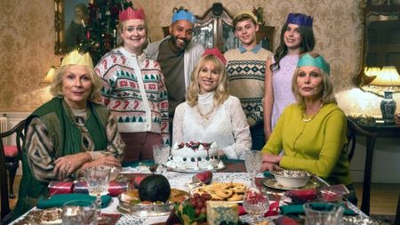 The cast of Amandaland sit at one end of a Christmas dinner table