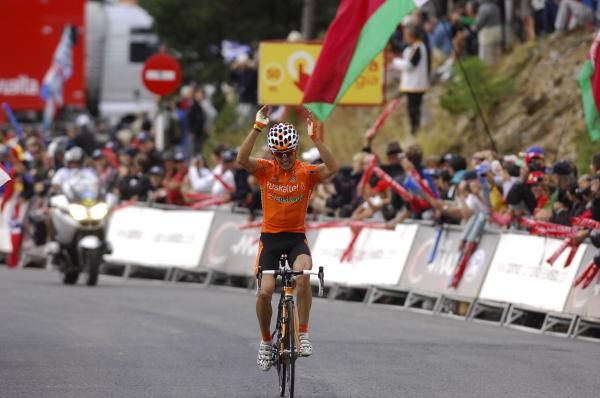 Igor Anton (Euskaltel-Euskadi) salutes the crowd on the line in Andorra.