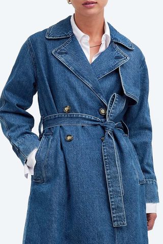 Zweireihiger, kurz geschnittener Denim-Trenchcoat von Madewell in Ravenwood-Waschung