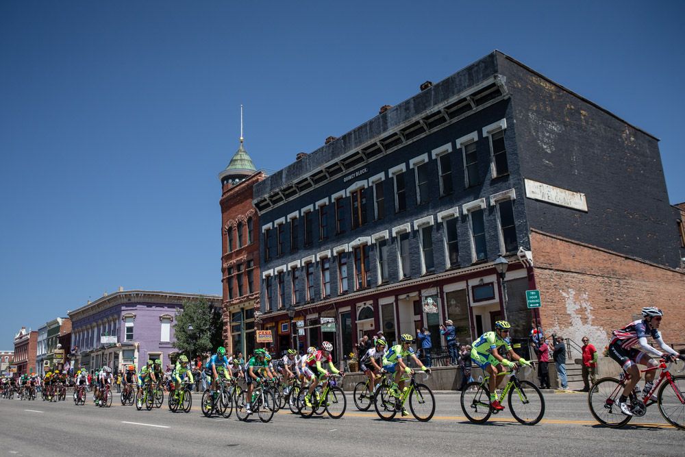 The field passes through the sprint town of Leadville