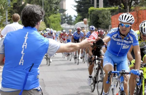 Alan Maragoni (Colnago-CSF) gets a bottle