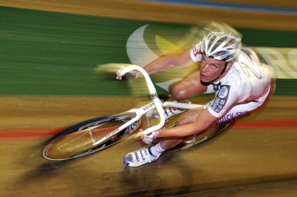 Iljo Keisse ( John Saey - Mega Deschacht) is flat out in the Madison