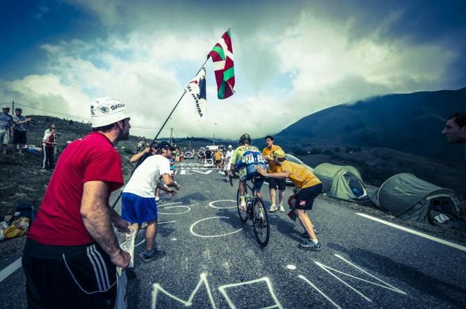 A little helpng hand now and again never hurt anyone.. Nicolas Roche in the final kilometres - get your hand off my arse!
