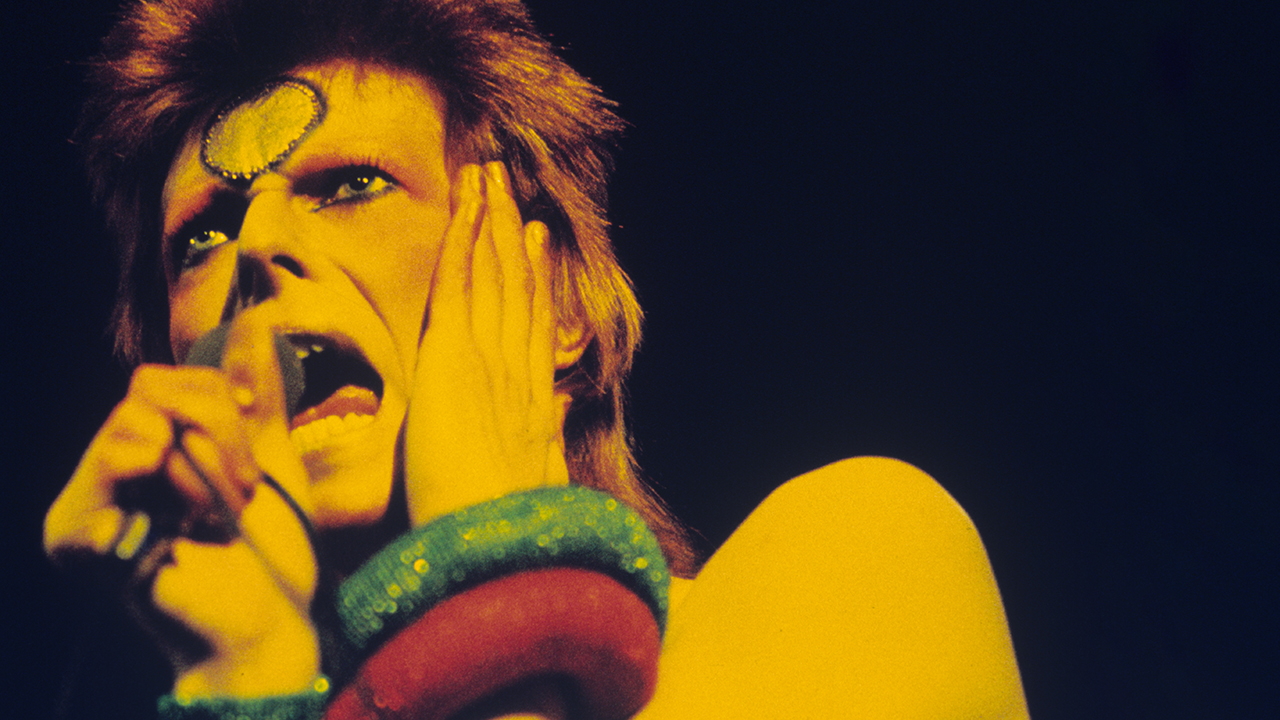 LONDON - MAY 12: David Bowie performs live on stage at Earls Court Arena on May 12 1973 during the Ziggy Stardust tour (Photo by Gijsbert Hanekroot/Redferns)