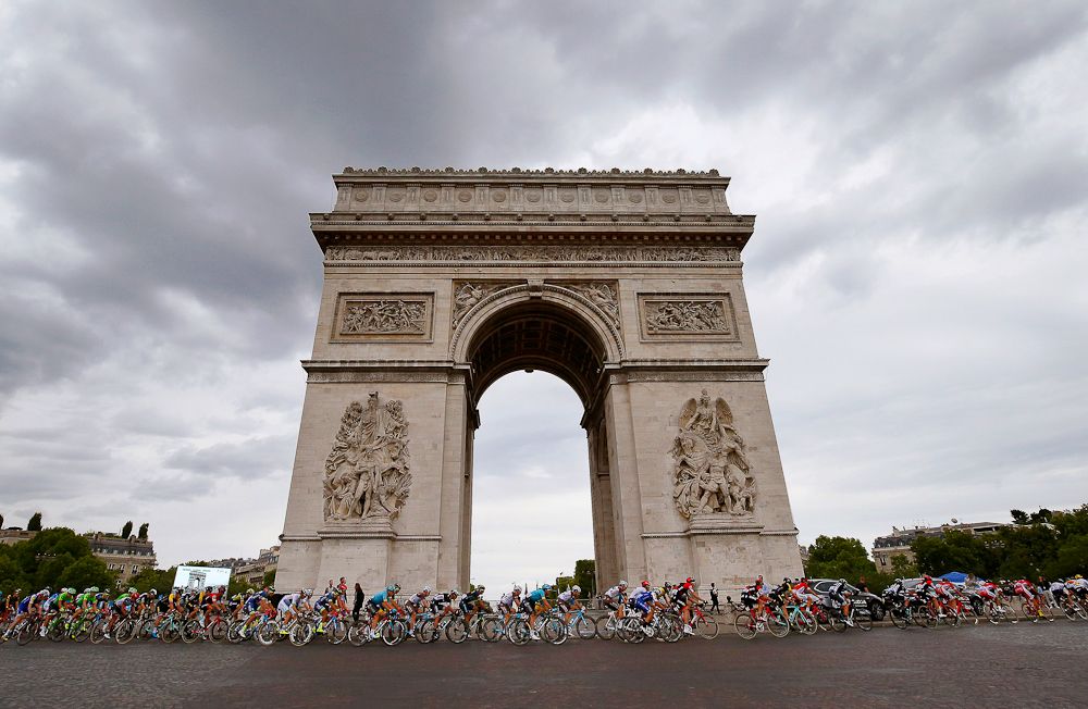 The Tour de France passes the Arc de Triomphe on the Champs-&Eacute;lys&eacute;es