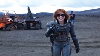 Prometheus: Noomi Rapace taking some time off on set (and still looking bad-ass!)