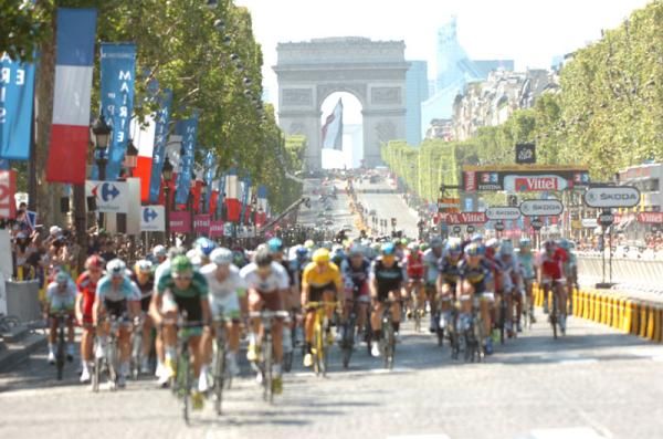 Wiggins (in yellow) moves to the front of the peloton