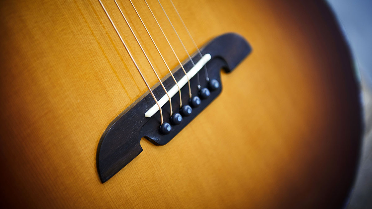 The simple bi-level bridge design guarantees good downward pressure over the saddle