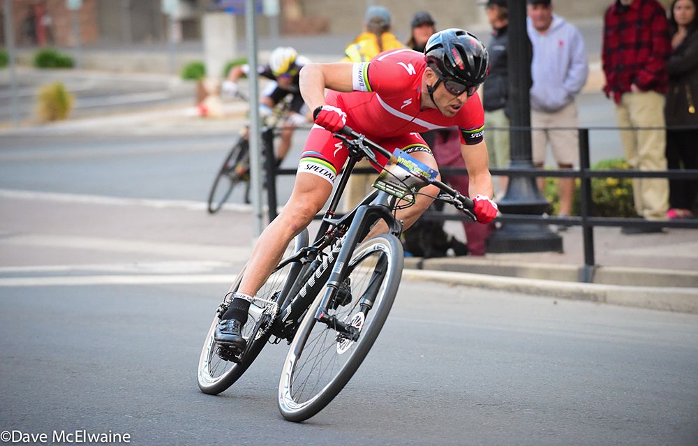 Christoph Sauser (Specialized) was able to re-join the lead group with three laps to go