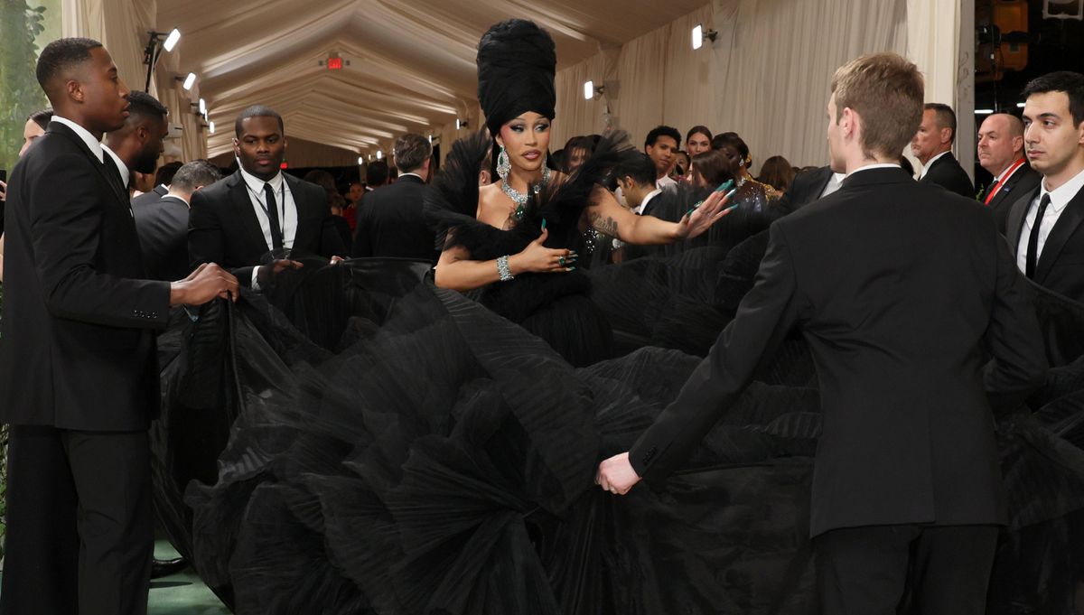 Cardi B braucht fünf Männer, um die Schleppe ihres 2024er Met Gala-Kleides ...