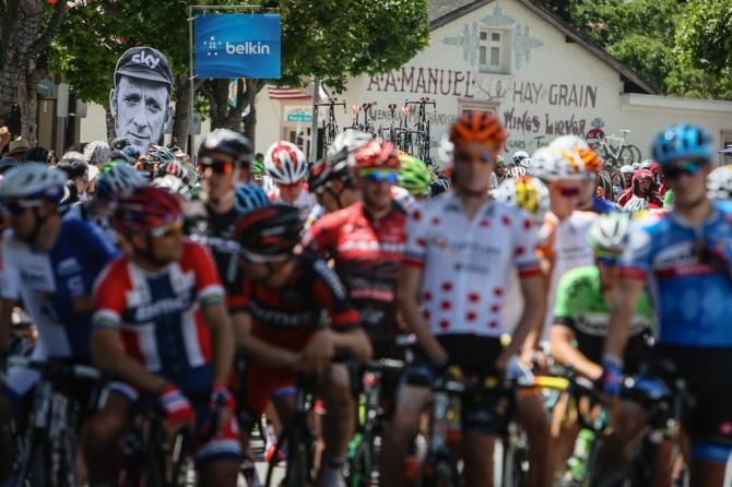 A giant 'Wiggo" head at the startline