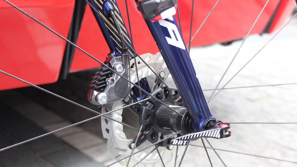 The hydraulic brake hose is routed internally through the left had fork