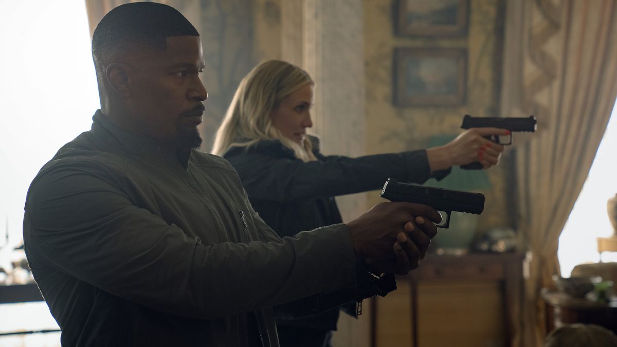 Jamie Foxx and Cameron Diaz as Matt and Emily holding guns in Back in Action