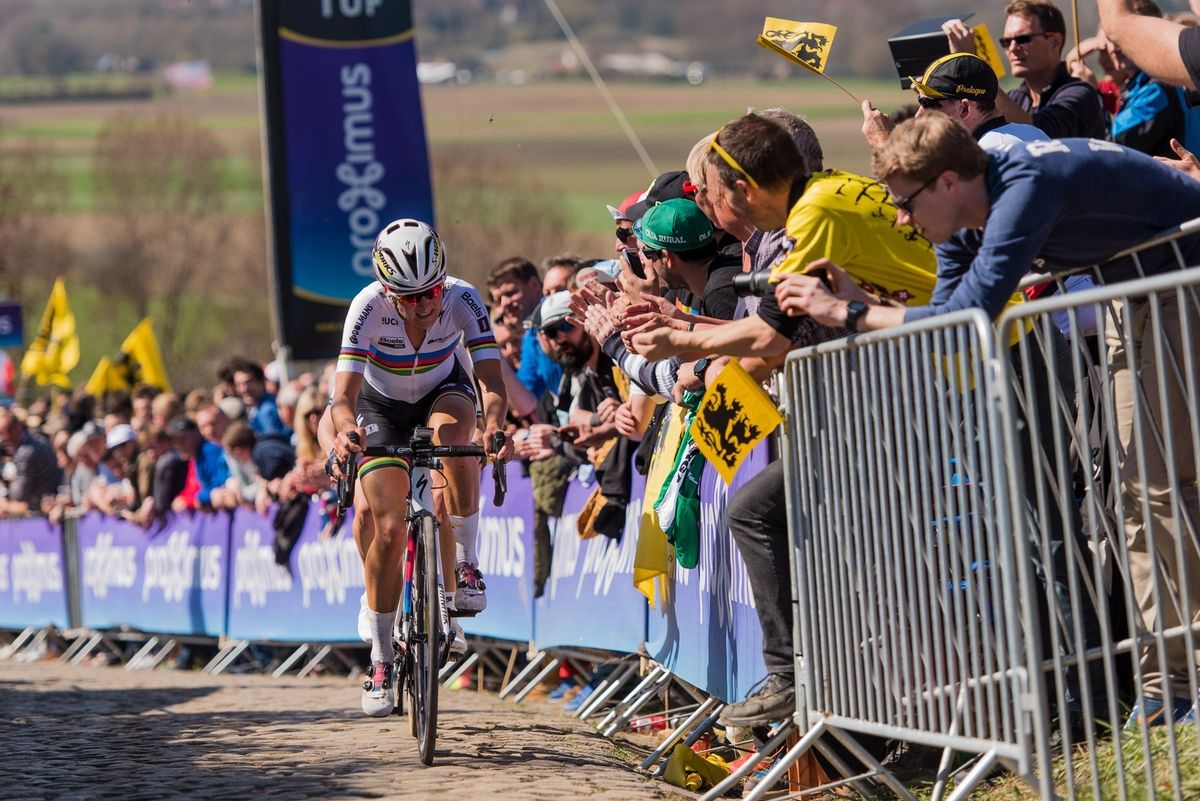 Lizzie Armitstead (Boels Dolmans) sets the pace