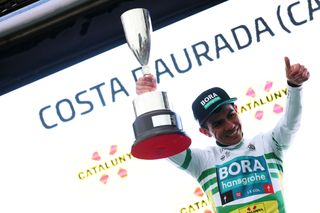 CAMBRILS SPAIN MARCH 26 Sergio Andres Higuita Garcia of Colombia and Team Bora Hansgrohe celebrates at podium as Blue Points Jersey winner during the 101st Volta Ciclista a Catalunya 2022 Stage 6 a 1685km stage from Costa Daurada SalouCambrils to Costa Daurada SalouCambrils VoltaCatalunya101 WorldTour on March 26 2022 in Cambrils Spain Photo by Gonzalo Arroyo MorenoGetty Images